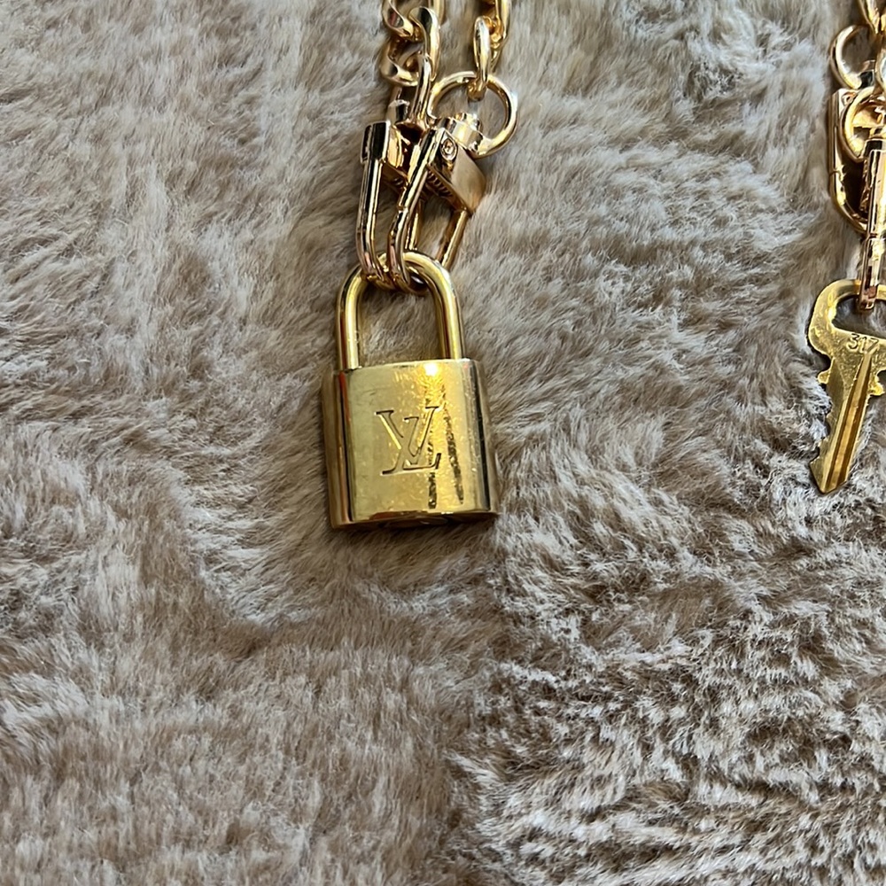 LV lock & key # 317 comes W/ 2 unbranded chain in a gift box Price Is Firm - Picture 5 of 12